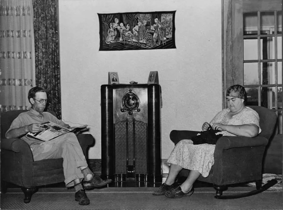 Famille écoutant la radio