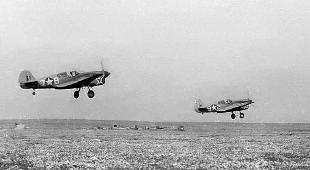 Two Curtiss P-40 en Afrique tu nord
